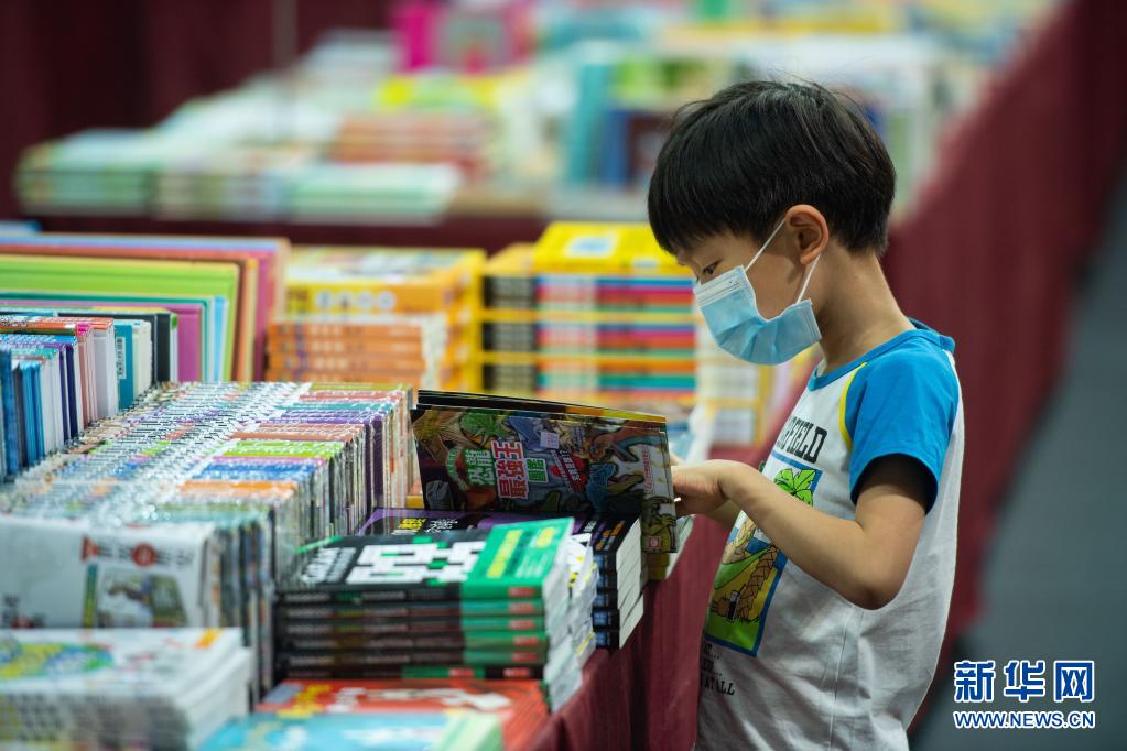 　　4月2日，讀者在澳門“2021春季書香文化節(jié)”上選購圖書?！　‘斎?，澳門“2021春季書香文化節(jié)”開幕。據(jù)介紹，本次澳門春季書展為期10天，來自海峽兩岸和港澳地區(qū)的約80個參展單位將展銷近10萬種圖書、音像等出版物，書展上的新書發(fā)布分享會等活動場次較往年增加近一倍，并特設(shè)了中國共產(chǎn)黨建黨100周年專區(qū)?！　⌒氯A社記者 張金加 攝