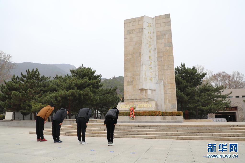 　　在位于北京市延慶區(qū)龍慶峽的平北抗日烈士紀(jì)念園，“尋找烈士志愿服務(wù)隊”的隊員向烈士紀(jì)念碑鞠躬（4月1日攝）。　　新華社記者王君璐攝