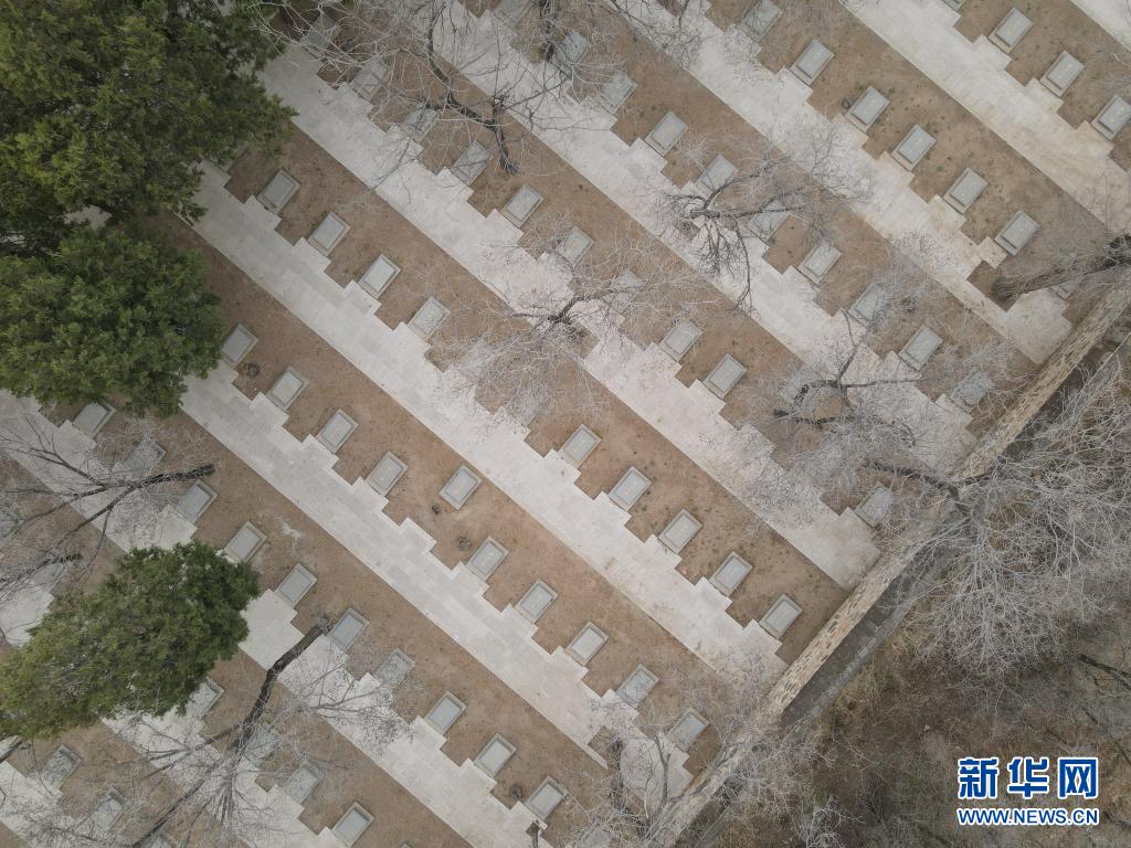 　　這是位于長城腳下的延慶八達(dá)嶺烈士陵園（4月1日攝，無人機(jī)照片）。　　新華社記者王君璐攝