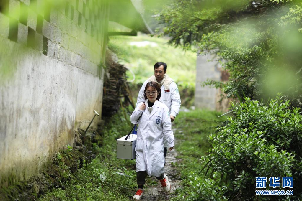　　4月6日，在綏陽縣枧壩鎮(zhèn)杉木箐村，簽約家庭醫(yī)生上門為村民送醫(yī)送藥?！　〗陙?，貴州省遵義市綏陽縣在鞏固脫貧成果過程中，強(qiáng)化簽約家庭醫(yī)生作用，400多名家庭醫(yī)生組成百余支“黨員服務(wù)隊(duì)”，定期或不定期進(jìn)村入戶為曾經(jīng)的建檔立卡貧困戶提供免費(fèi)健康指導(dǎo)、送醫(yī)送藥等服務(wù)，使全縣37900多名曾經(jīng)的建檔立卡貧困群眾享受到便捷的醫(yī)療衛(wèi)生服務(wù)，防止因病致貧、因病返貧現(xiàn)象發(fā)生。　　新華社發(fā)（王長育 攝）