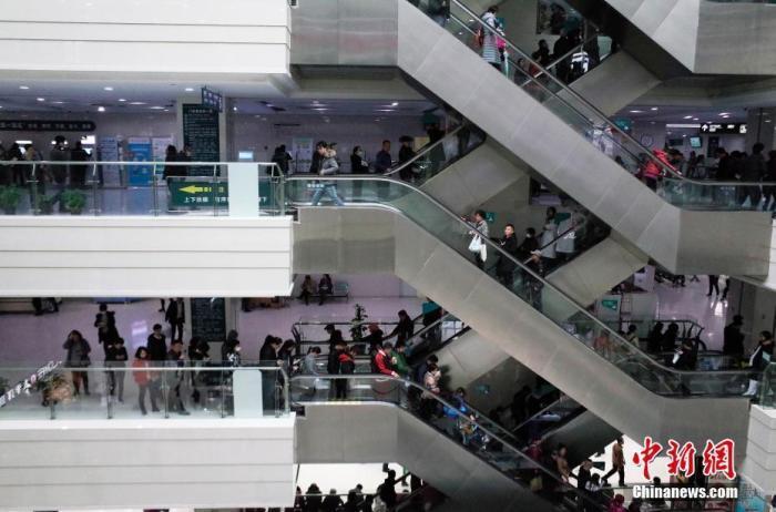 資料圖：某醫(yī)院門(mén)診樓。 <a target='_blank' >中新社</a>記者 殷立勤 攝 