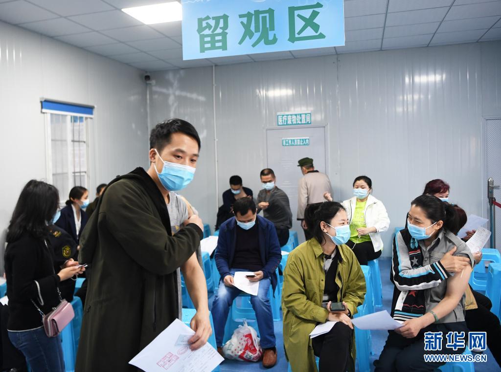 　　4月8日，在重慶江北觀音橋商圈的“方艙接種點(diǎn)”，市民在接種疫苗后進(jìn)入留觀區(qū)觀察。　　當(dāng)日，位于重慶市江北區(qū)觀音橋商圈的新冠疫苗方艙接種點(diǎn)正式啟用，給市民接種新冠疫苗帶來便利。據(jù)了解，該方艙接種點(diǎn)占地約400平方米，設(shè)置有候種區(qū)、預(yù)檢登記區(qū)、接種區(qū)、留觀區(qū)等，每日接種可達(dá)2000劑次?！　⌒氯A社記者 王全超 攝