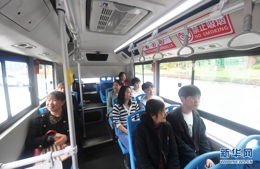 　　4月12日，乘客乘坐自動駕駛公交車出行。　　當(dāng)日，自動駕駛公交車收費(fèi)示范運(yùn)營項目正式落地重慶市永川區(qū)。此次投入運(yùn)營的L4級自動駕駛公交車有3輛，運(yùn)營路線途經(jīng)永川區(qū)神女湖、興龍湖、觀音山公園等站點(diǎn)。市民可以通過百度地圖、永川服務(wù)公社等APP端口進(jìn)行預(yù)約，體驗自動駕駛公交車出行?！　⌒氯A社記者 王全超 攝