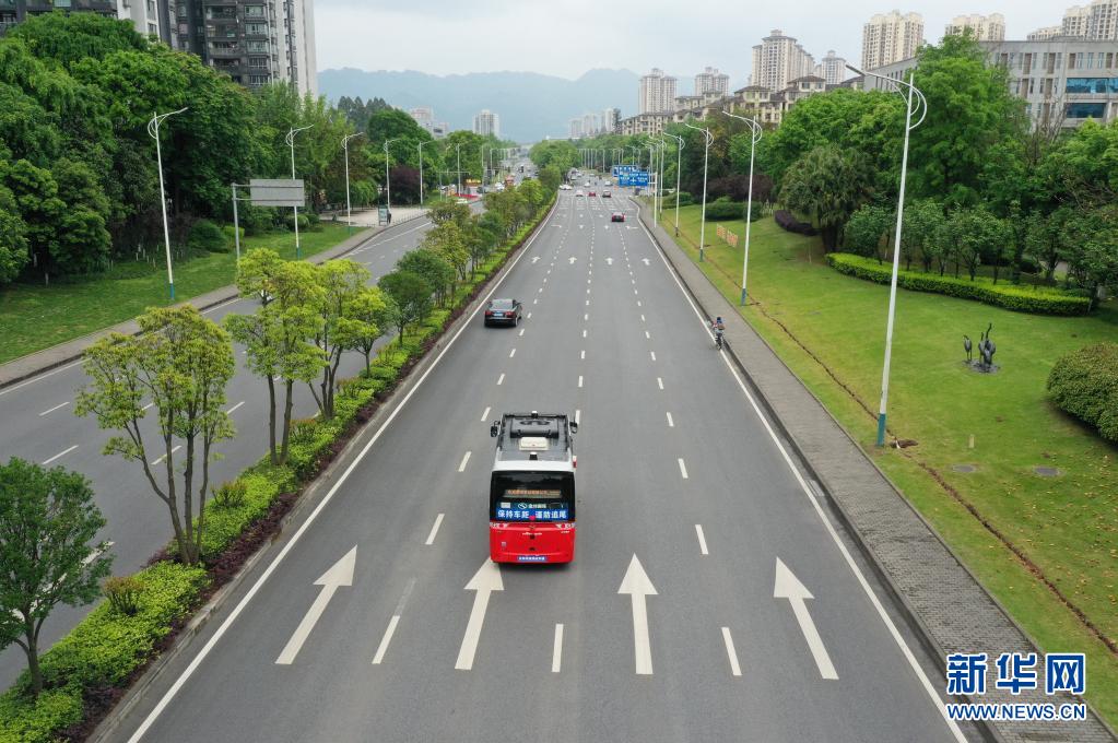 　　4月12日，自動駕駛公交車在永川城區(qū)內(nèi)行駛（無人機(jī)照片）。　　當(dāng)日，自動駕駛公交車收費(fèi)示范運(yùn)營項目正式落地重慶市永川區(qū)。此次投入運(yùn)營的L4級自動駕駛公交車有3輛，運(yùn)營路線途經(jīng)永川區(qū)神女湖、興龍湖、觀音山公園等站點(diǎn)。市民可以通過百度地圖、永川服務(wù)公社等APP端口進(jìn)行預(yù)約，體驗自動駕駛公交車出行。　　新華社記者 王全超 攝
