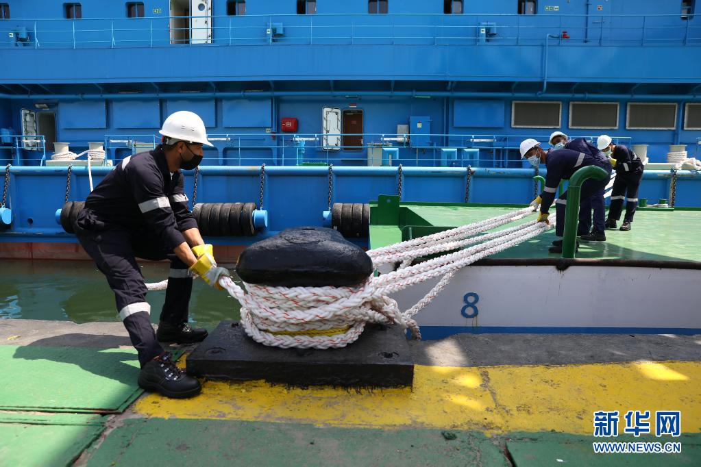 　　4月12日，船員在停泊于埃及伊斯梅利亞的大型絞吸式挖泥船上工作?！　“＜疤K伊士運河管理局12日在東北部城市伊斯梅利亞舉行儀式，慶祝該管理局采購的大型絞吸式挖泥船交付。管理局主席烏薩馬·拉比耶在儀式上說，此次購入的挖泥船是中東和非洲地區(qū)最大的挖泥船之一，將極大增強管理局挖泥作業(yè)能力，有助于埃及在境內(nèi)外開展各類河道疏浚項目?！　⌒氯A社發(fā)（艾哈邁德·戈馬 攝）