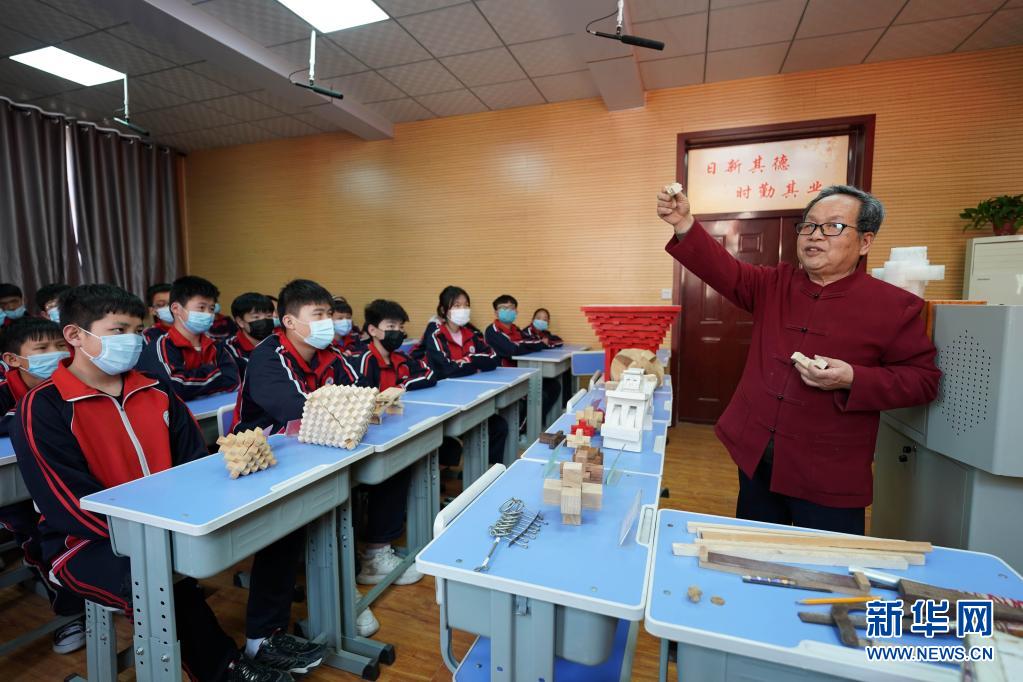 　　4月14日，河北省沙河市孔明鎖制作藝人侯全辰為學(xué)生講解孔明鎖相關(guān)知識(shí)?！　‘?dāng)日，河北邢臺(tái)沙河市第四中學(xué)開(kāi)展“小小孔明鎖 傳承大智慧”非遺進(jìn)校園活動(dòng)，邀請(qǐng)當(dāng)?shù)乜酌麈i制作藝人侯全辰走進(jìn)課堂，為學(xué)生們講解孔明鎖制作技藝和中國(guó)傳統(tǒng)榫卯結(jié)構(gòu)的相關(guān)知識(shí)?！　〗陙?lái)，沙河市積極開(kāi)展非遺文化進(jìn)校園活動(dòng)，將當(dāng)?shù)靥厣沁z項(xiàng)目引入學(xué)校課堂，讓學(xué)生近距離感受民間傳統(tǒng)技藝的魅力，促進(jìn)非遺文化的保護(hù)和傳承。　　新華社記者 駱學(xué)峰 攝