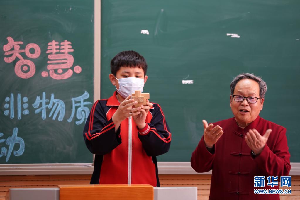 　　4月14日，河北省沙河市孔明鎖制作藝人侯全辰為學(xué)生講解孔明鎖相關(guān)知識(shí)?！　‘?dāng)日，河北邢臺(tái)沙河市第四中學(xué)開(kāi)展“小小孔明鎖 傳承大智慧”非遺進(jìn)校園活動(dòng)，邀請(qǐng)當(dāng)?shù)乜酌麈i制作藝人侯全辰走進(jìn)課堂，為學(xué)生們講解孔明鎖制作技藝和中國(guó)傳統(tǒng)榫卯結(jié)構(gòu)的相關(guān)知識(shí)?！　〗陙?lái)，沙河市積極開(kāi)展非遺文化進(jìn)校園活動(dòng)，將當(dāng)?shù)靥厣沁z項(xiàng)目引入學(xué)校課堂，讓學(xué)生近距離感受民間傳統(tǒng)技藝的魅力，促進(jìn)非遺文化的保護(hù)和傳承?！　⌒氯A社記者 駱學(xué)峰 攝