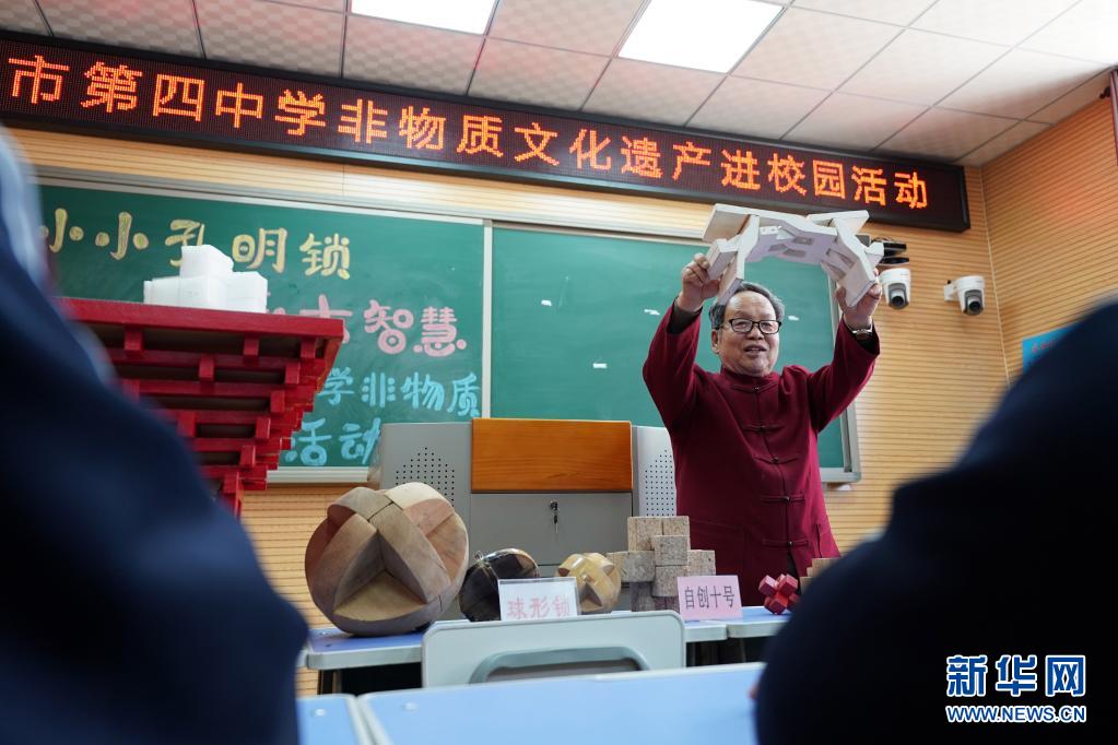 　　4月14日，河北省沙河市孔明鎖制作藝人侯全辰為學(xué)生講解孔明鎖相關(guān)知識(shí)。　　當(dāng)日，河北邢臺(tái)沙河市第四中學(xué)開(kāi)展“小小孔明鎖 傳承大智慧”非遺進(jìn)校園活動(dòng)，邀請(qǐng)當(dāng)?shù)乜酌麈i制作藝人侯全辰走進(jìn)課堂，為學(xué)生們講解孔明鎖制作技藝和中國(guó)傳統(tǒng)榫卯結(jié)構(gòu)的相關(guān)知識(shí)。　　近年來(lái)，沙河市積極開(kāi)展非遺文化進(jìn)校園活動(dòng)，將當(dāng)?shù)靥厣沁z項(xiàng)目引入學(xué)校課堂，讓學(xué)生近距離感受民間傳統(tǒng)技藝的魅力，促進(jìn)非遺文化的保護(hù)和傳承。　　新華社記者 駱學(xué)峰 攝