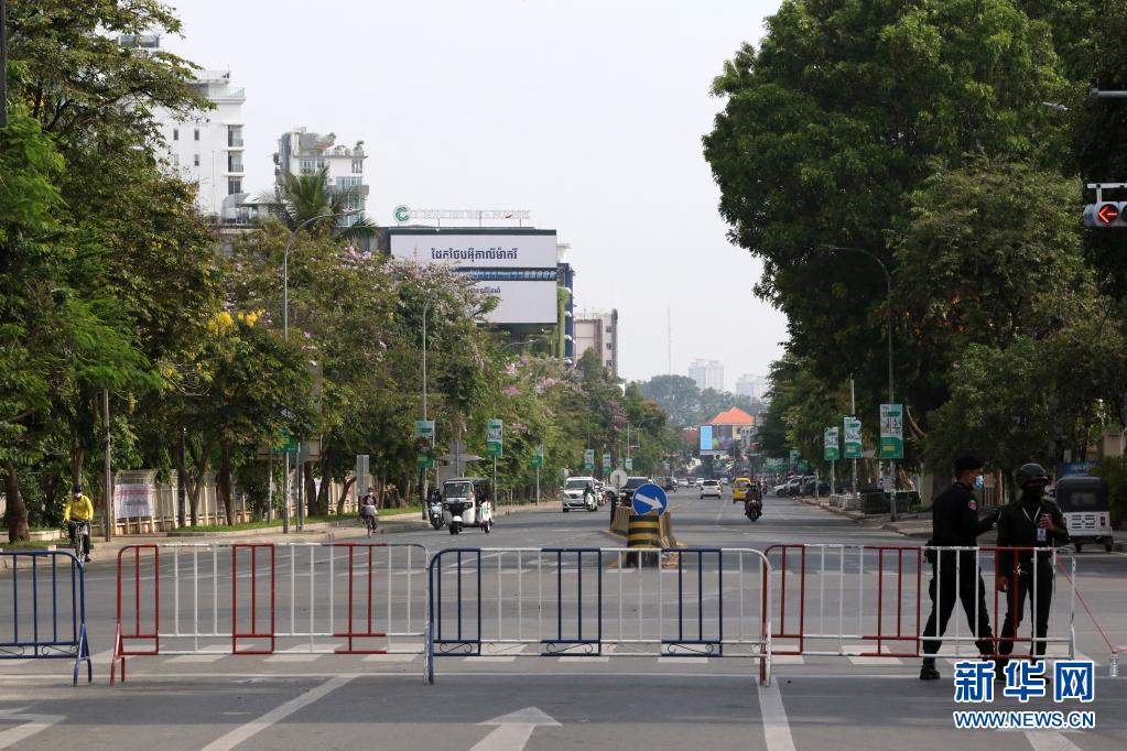 　　4月15日，警察在柬埔寨金邊的街道上設(shè)置路障?！　〖砥艺B日來新冠確診病例數(shù)激增，首都金邊和干丹省的達(dá)克茂市從15日起“封城”兩周至28日，以遏制疫情蔓延。據(jù)柬埔寨衛(wèi)生部15日通報，該國較前一日新增新冠確診病例344例，其中金邊新增243例?！　⌒氯A社發(fā)（索萬納拉攝）
