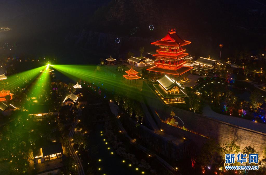 　　4月16日拍攝的江蘇園博園夜景（無人機(jī)照片）。　　燈光秀、崖壁沉浸式光影演藝……夜幕下位于南京的江蘇園博園流光溢彩、美輪美奐?！　⌒氯A社記者 季春鵬 攝
