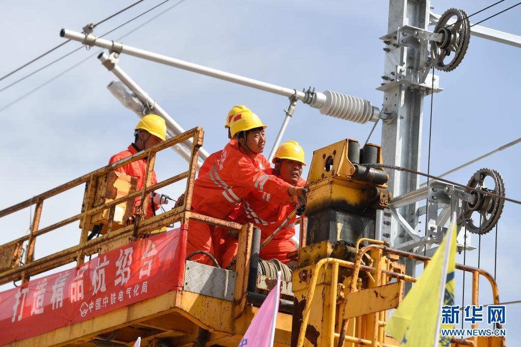 　　4月18日，施工人員在杭紹臺鐵路上進行接觸網導線架設作業(yè)?！　‘斎?，由中國中鐵電氣化局參建的杭紹臺鐵路在浙江天臺縣開始架設第一條接觸網導線，標志著杭紹臺鐵路電氣化工程進入核心技術施工階段。據(jù)了解，杭紹臺鐵路全部接觸網導線架設及調整施工計劃于7月底完成?！　『冀B臺鐵路是我國首條民營資本控股的高速鐵路項目。該線路連接浙江杭州、紹興和臺州三地，線路設計時速350公里?！　⌒氯A社記者 黃宗治 攝