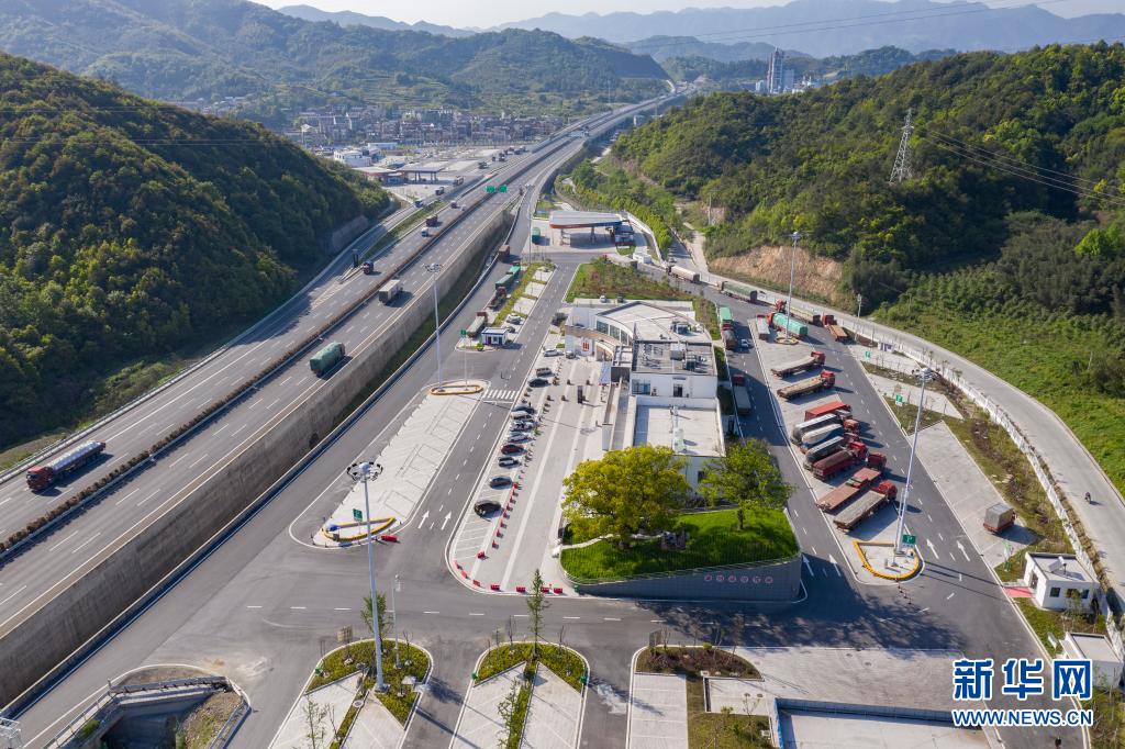 　　4月19日拍攝的杭州第二繞城高速西復(fù)線次塢服務(wù)區(qū)（無人機(jī)照片）?！　『贾莸诙@城高速西復(fù)線次塢服務(wù)區(qū)有3棵樹齡在100年以上的古樹。服務(wù)區(qū)在建設(shè)過程中，將古樹保護(hù)起來，現(xiàn)已成為一道特色景觀。新華社發(fā)（郭斌 攝）