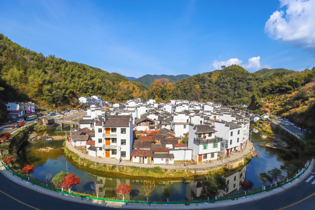 江西深山發(fā)現(xiàn)中國最圓的古村，為千年前南唐國師建造，遠(yuǎn)看似八卦