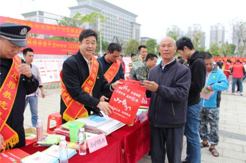 （改標(biāo)題為：廣西來(lái)賓市結(jié)合全民國(guó)家安全教育日開(kāi)展反邪教宣傳）來(lái)賓市委政法委結(jié)合全民國(guó)家安全教育日開(kāi)展反邪教宣傳688