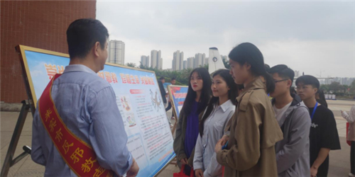 （改標(biāo)題為：廣西來(lái)賓市結(jié)合全民國(guó)家安全教育日開(kāi)展反邪教宣傳）來(lái)賓市委政法委結(jié)合全民國(guó)家安全教育日開(kāi)展反邪教宣傳696