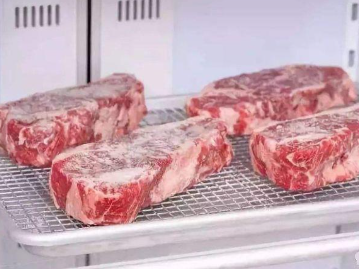 凍肉解凍時，新手才用水泡，廚師都用這4招，解凍完像鮮肉