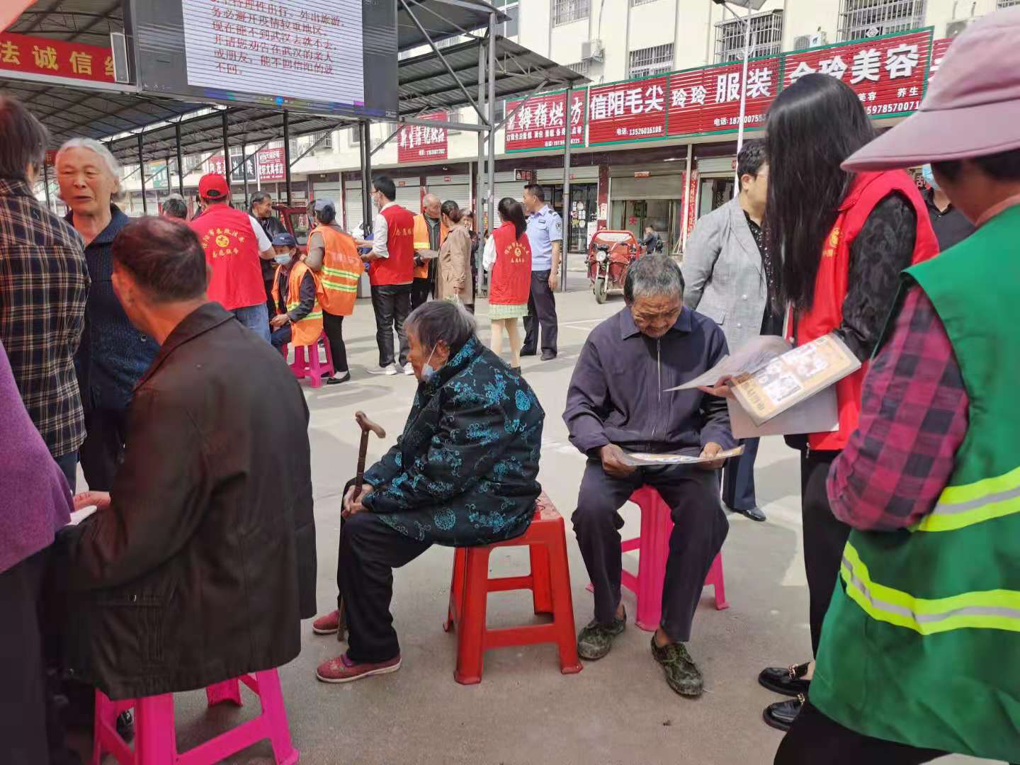 C://Users//1//Desktop//信陽市委政法委舉辦“送法進(jìn)鄉(xiāng)村”暨反邪教警示教育宣傳活動(dòng)//圖5