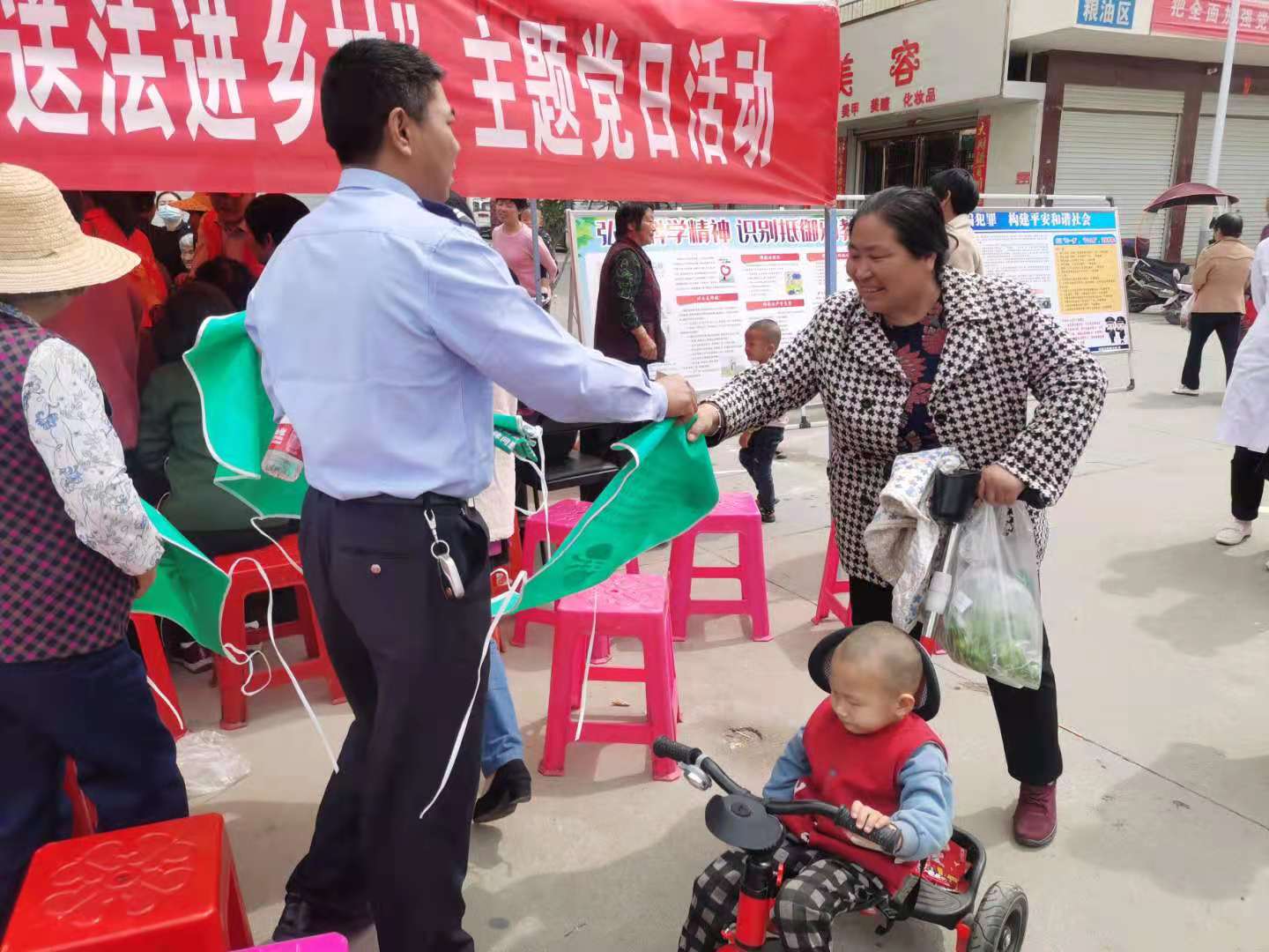 C://Users//1//Desktop//信陽市委政法委舉辦“送法進(jìn)鄉(xiāng)村”暨反邪教警示教育宣傳活動(dòng)//圖6