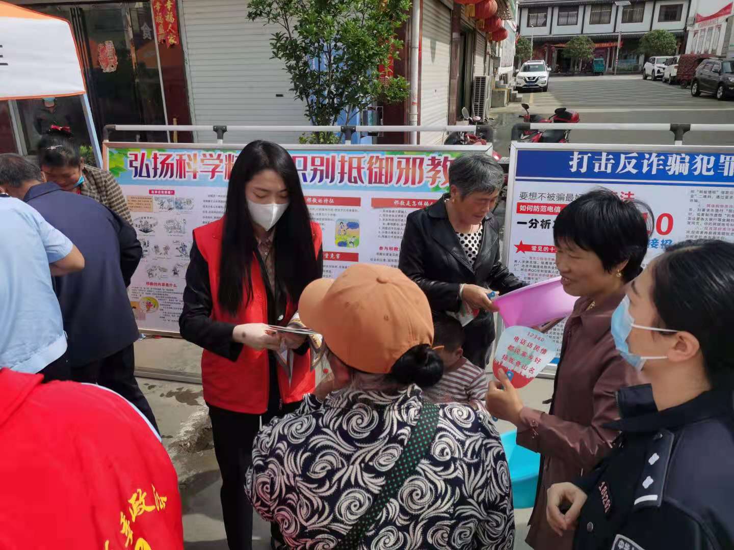 C://Users//1//Desktop//信陽市委政法委舉辦“送法進(jìn)鄉(xiāng)村”暨反邪教警示教育宣傳活動(dòng)//圖9