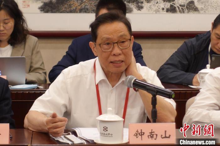 鐘南山院士在會上發(fā)言。郝凌宇 攝